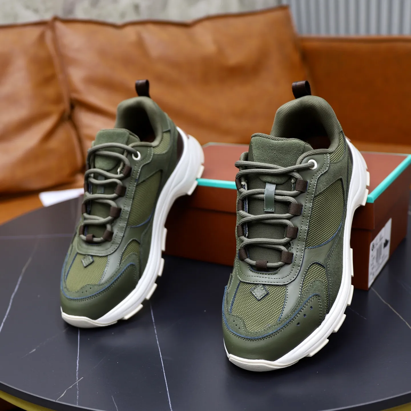 Factory price: 💰520Loropiana LP men's shoes ♞size; 38-44 "45.46 customization" cowhide stitching. It is really easy to wear, lazy, loose, casual, perfect comfort. There are many color choices, and they all look good with clothes. Is it true that Loropiana can bring social value? “Loropiana is the best thing money can buy”